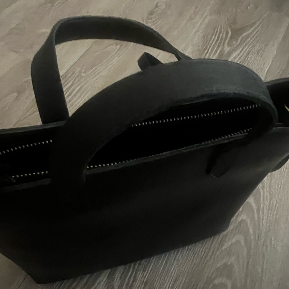 Madewell Small Transport
Leather Crossbody
Tote - Picture 8 of 13